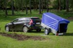 Anhänger Garden Trailer 200 KIPP 200×106 cm 750 kg [mit Hochspriegel, blauer Hochplane und Stützrad] - Image 4