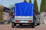 Anhänger Garden Trailer 200 KIPP 200×106 cm 750 kg [mit Hochspriegel, blauer Hochplane und Stützrad] - Image 5